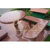 Столы и лавочки на кладбище в Краснодаре